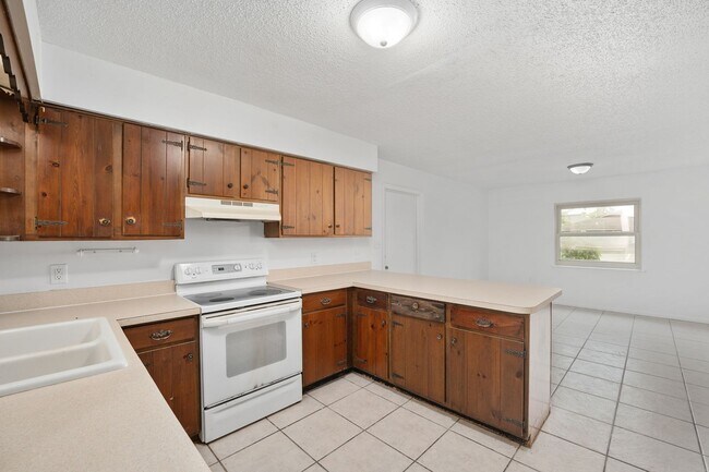 Building Photo - Spacious 3-Bedroom Home with Fireplace, Split Floor Plan & Screened Lanai in Southeast Ocala!