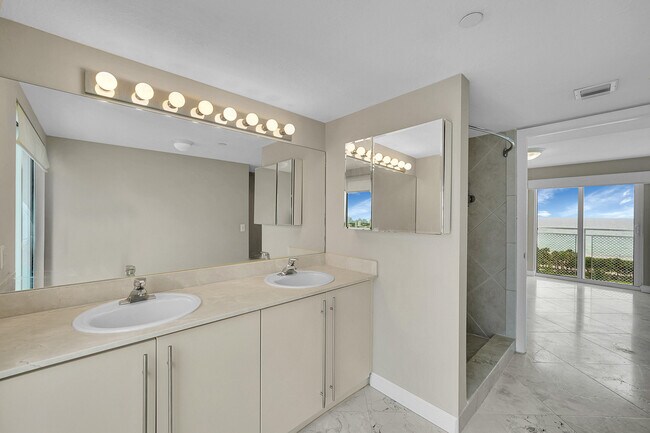 Building Photo - 7600 Collins Ave