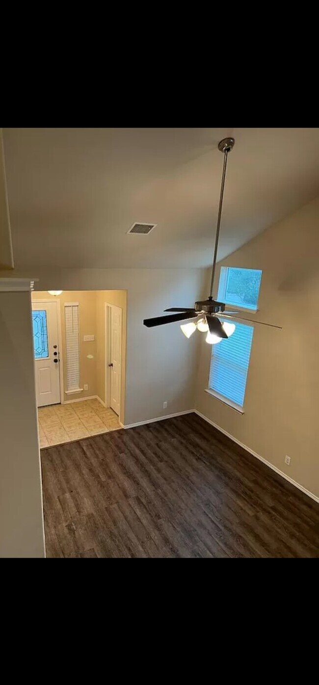 Building Photo - 617 Rolling Oak Dr