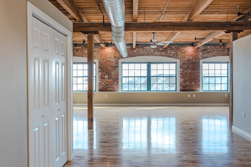 Building Photo - 210 Broadway