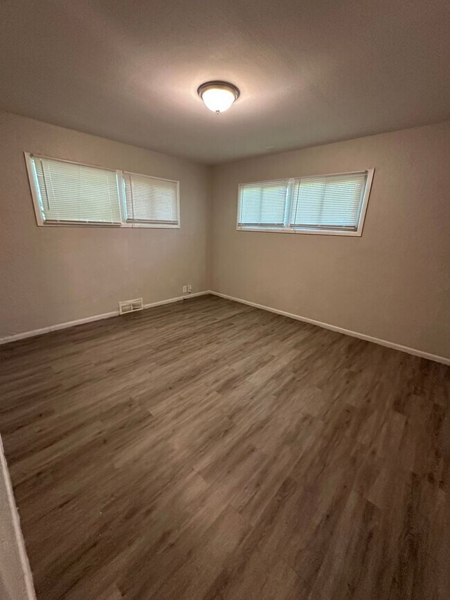 Building Photo - 4 Bed 1 Bath