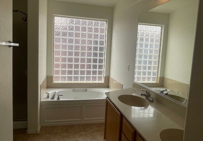 Building Photo - Occupied Do not disturb Tenant - 2 Bedroom...