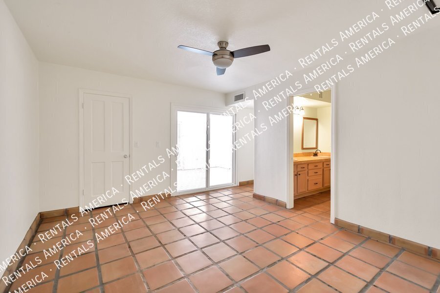 Building Photo - 2076 E Alameda Dr