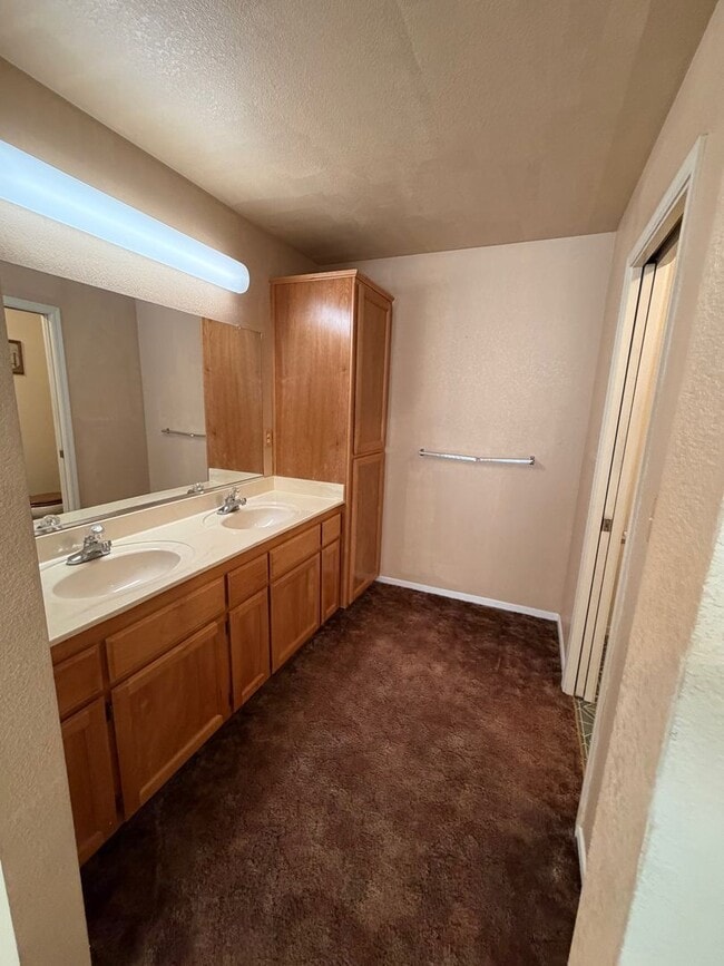 Building Photo - Nice home for rent in Hanford