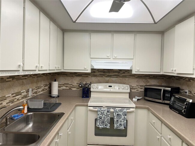 Building Photo - 125 S Ocean Ave