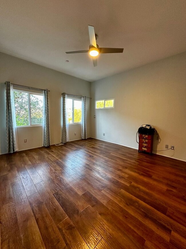 Building Photo - 3 bed 2 bath Well-Maintained Home in Prime...