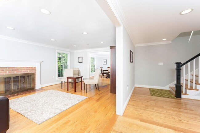 Building Photo - Luxurious Spacious and Bright , Gorgeous P...