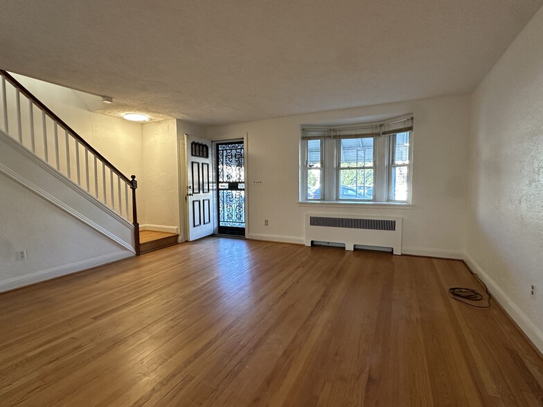 Living Room. - 3823 Crestlyn Rd