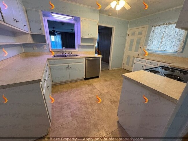Building Photo - 4 bedroom 2 bathroom home in Lawndale read...