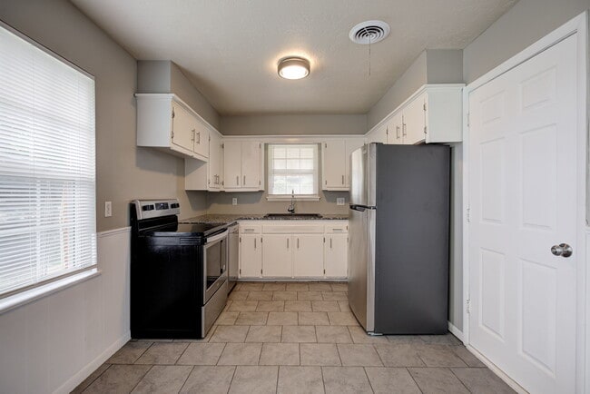 Building Photo - 1208 Avondale Dr