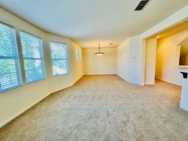 Building Photo - Gorgeous 3BD/2.5BA Tri-Level Townhouse- Ga...