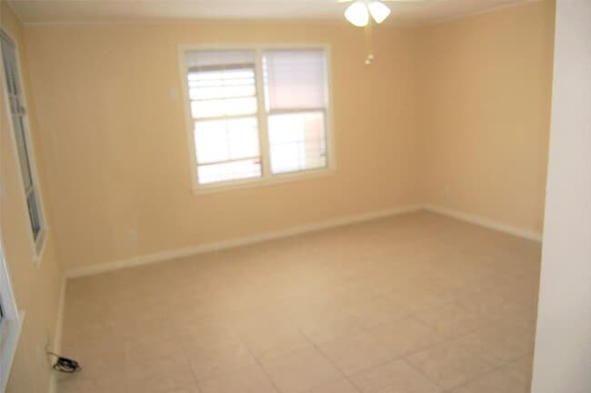 Building Photo - 115 Barracuda Ave