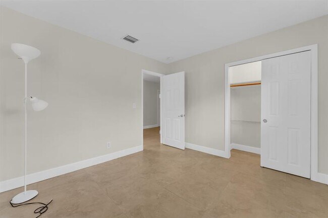 Building Photo - 4450 NE 18th Ave