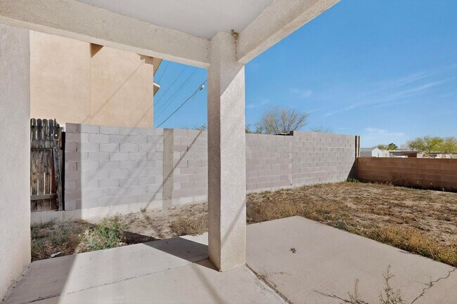 Building Photo - West Side 2/story 3 Bedroom 2.5 Bath 1605/sf 2/CG