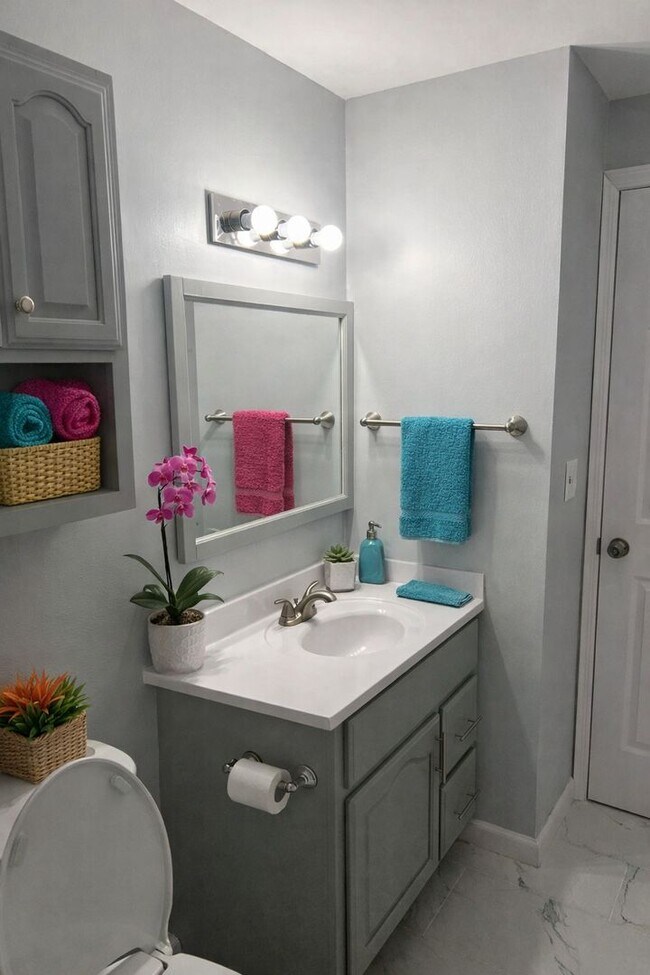 Building Photo - Updated 3BR 1BA Home w/ Garage & Updated Kitchen in Cincinnati