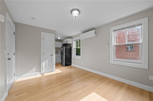 Building Photo - 16 Brinley St