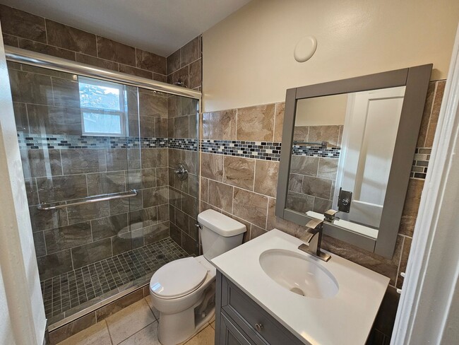 Building Photo - Newly renovated 2 bed, 1 bath. South side ...