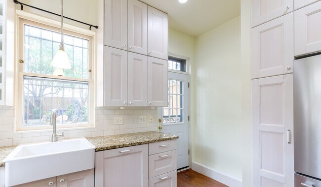 Building Photo - Classic Capitol End-Unit Hill Rowhome