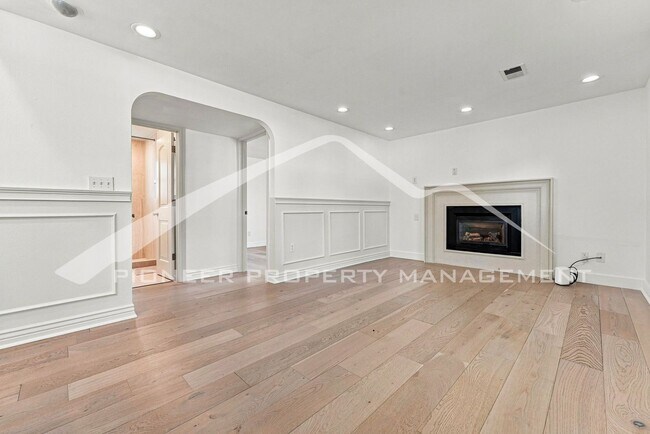 Building Photo - Charming Home with Washer/Dryer and 2-Car Garage