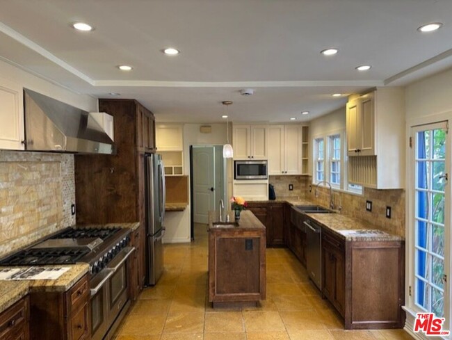 Building Photo - 10587 Holman Ave