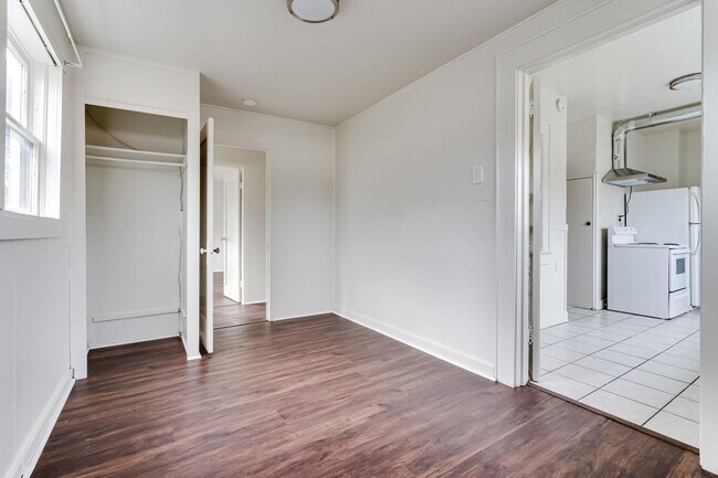 Building Photo - 4 Bedroom Ground Floor Apartment in Westside Neighborhood