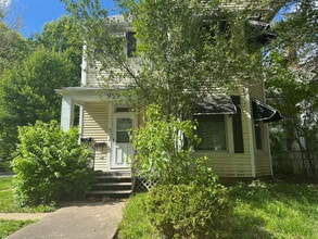 Building Photo - "Cozy 1-Bedroom Gem in Springfield's Heart – Your Perfect Urban Retreat!"