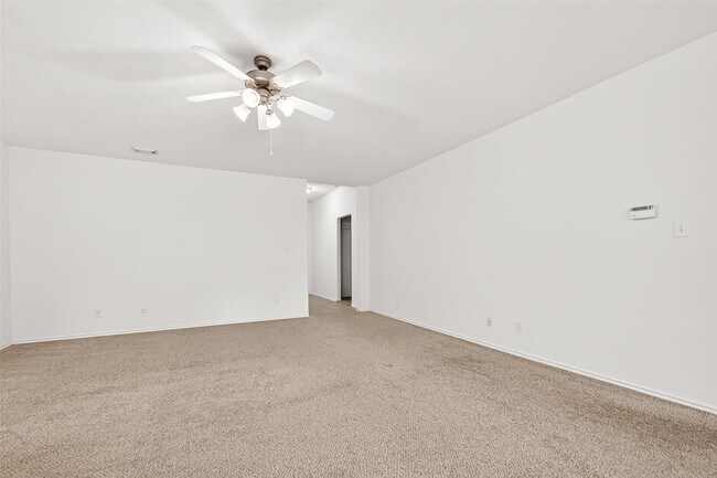 Building Photo - 10 Druids Glen Pl