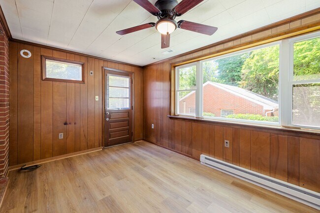 Building Photo - Beautiful 2 Bedroom Corner Lot of Park Ave! ***Available Late June 2026***