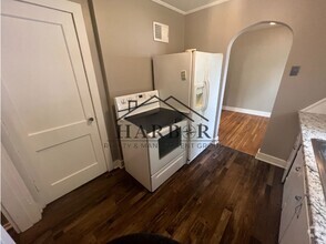 Building Photo - 506 9th Ave SW
