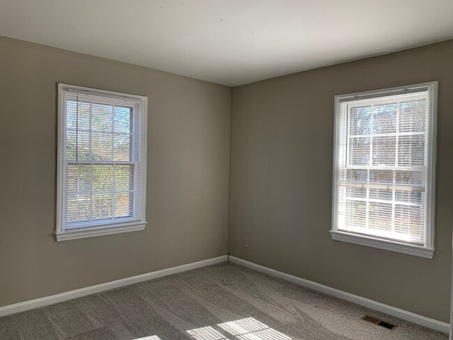 Building Photo - Four Seasons Area, 3 Bedrooms Plus Office, Fire Place, Convenient to Mall & Interstates.