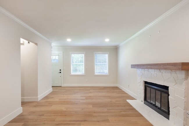 Building Photo - 3bd/3ba Home w/ Fully Fenced Backyard and Deck!