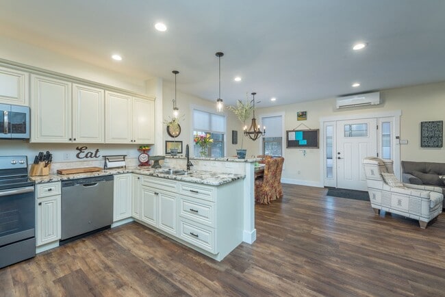 Building Photo - Black Mountain Rental!