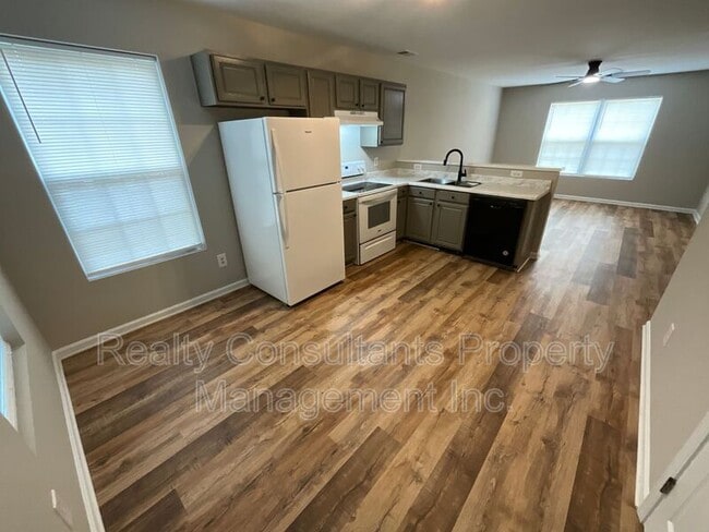 Building Photo - 1019 Manor Dr