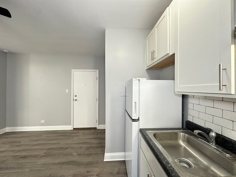 Building Photo - 4756 N Maplewood Ave