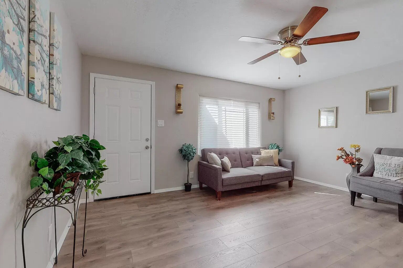 Building Photo - 8817 Candelaria Rd NE