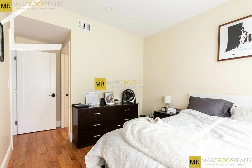 Building Photo - 9 Glencoe St