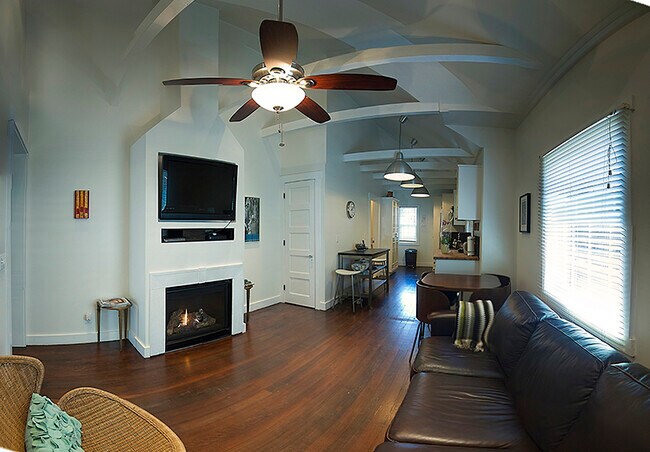 Living room - 252 Market St