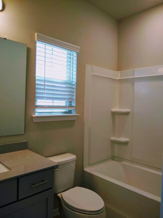 Building Photo - 2 bedroom town home next to Light Rail off...