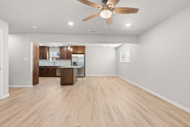 Building Photo - 3 Bed, 2 Bath Duplex (3rd bed is detached)