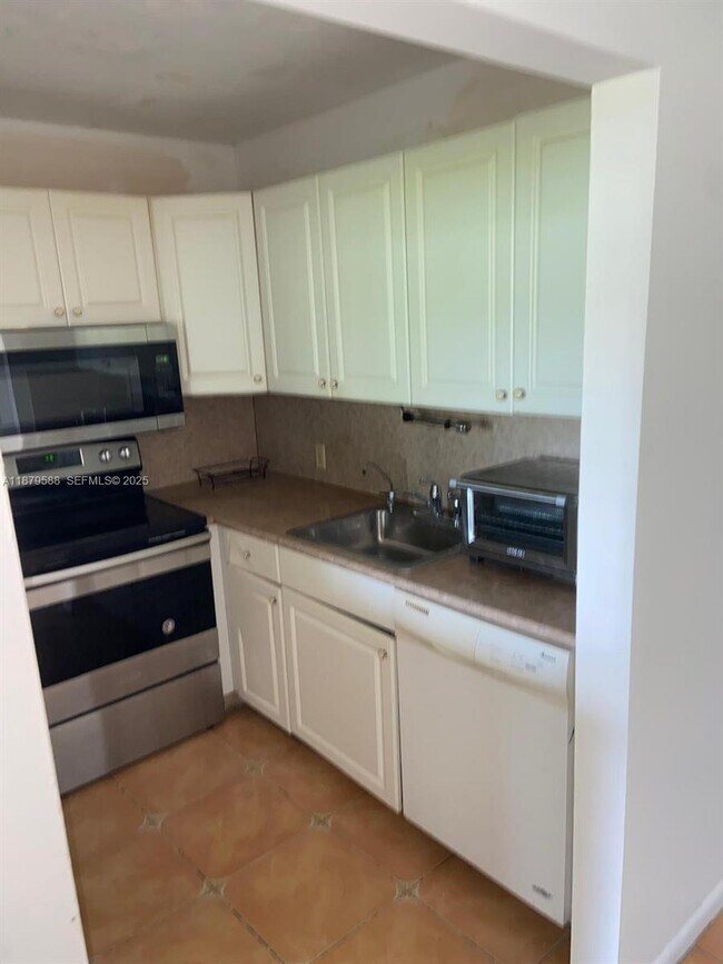 Building Photo - 8 Fanshaw Dr