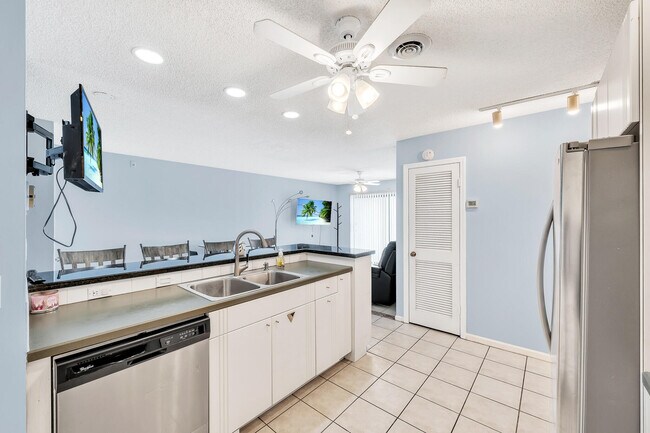 Building Photo - 130 Cypress Club Dr
