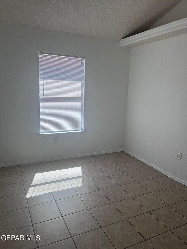 Building Photo - 14061 Tierra Leona Dr