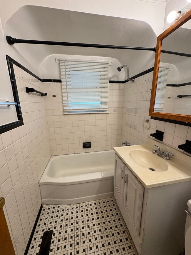 Building Photo - 2 Bedroom Home In Eastpointe