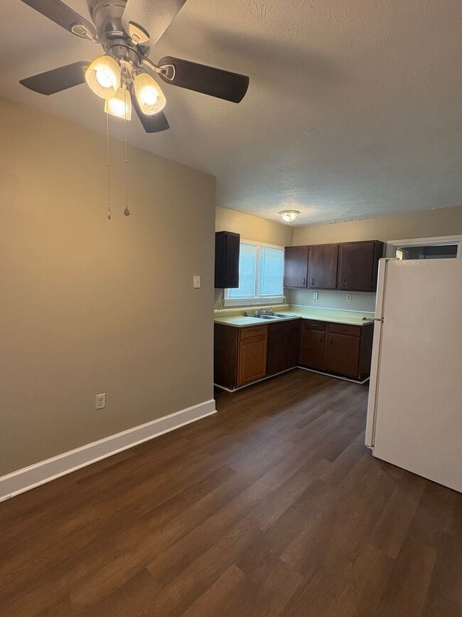 Building Photo - 2 Bed 1 Bath Single Family Brick Home!