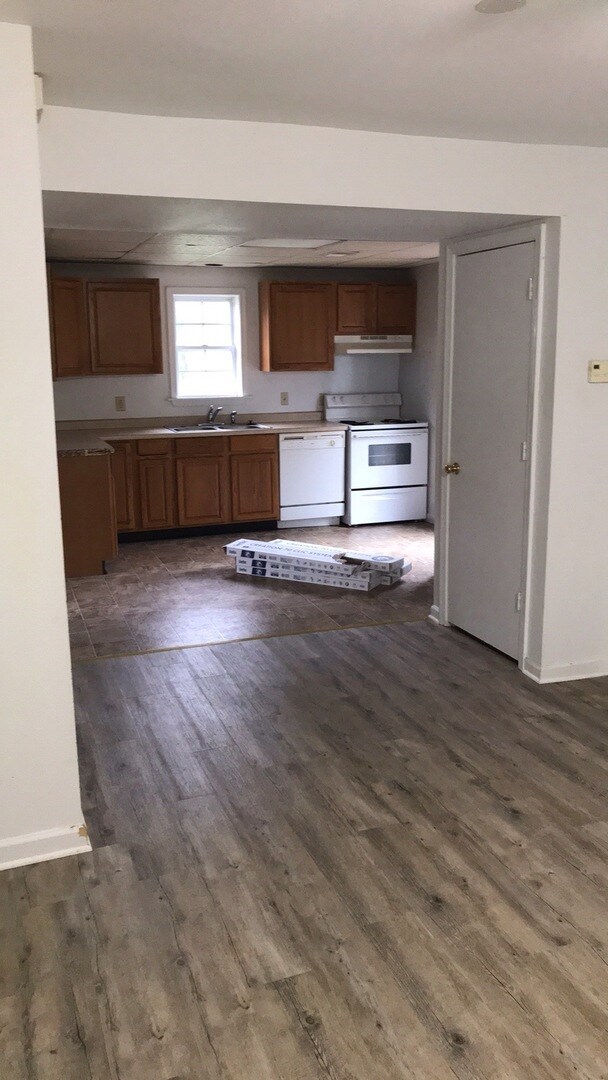 Building Photo - Radford, 4 BR / 2 BA house, Available in August