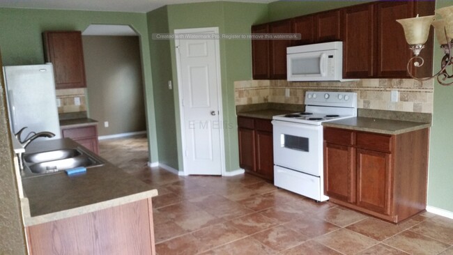 Building Photo - Huge 4/2.5/2 * In Desirable Monticello Ran...