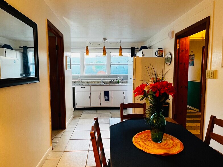 Building Photo - 514 University Blvd