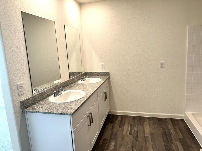 Building Photo - 4 bedroom, 2 bathroom Mystic Canyon Gem