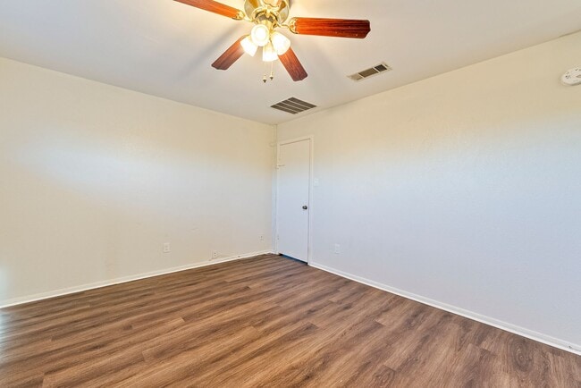 Building Photo - Homey Comfort with Spacious Yard in North Austin