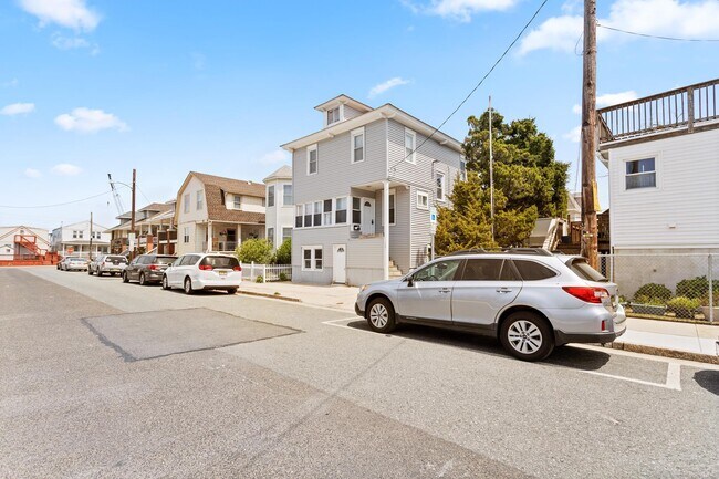 Building Photo - 105 N Windsor Ave